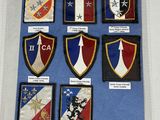 une photo d'une photo présentant une collection d'insignes militaires