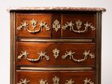 une commode ancienne avec un plateau en marbre sur fond blanc