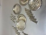 de nombreux objets en argent posés sur une surface blanche