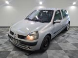 une voiture blanche garée dans une pièce
