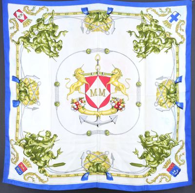 un gros plan sur un foulard carré orné d'un blason