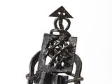 une photo d'une sculpture représentant un homme assis sur une chaise