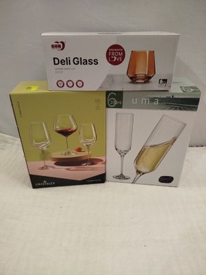 trois verres à vin posés sur une table l'un à côté de l'autre