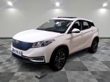 le 4x4 blanc est garé sur un carrelage à carreaux