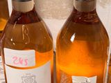 plusieurs bouteilles de vin posées sur une table, à côté d'un carton