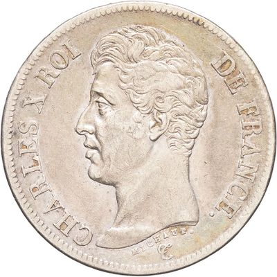 gros plan d'une pièce de monnaie sur laquelle figure un visage de femme