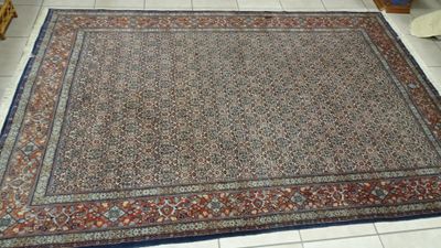 un grand tapis posé sur le sol d'une pièce