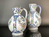 deux vases posés sur une table