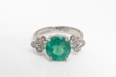 bague en émeraude et diamant sur fond blanc