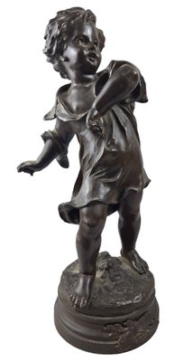 statue en bronze représentant un garçon portant un panier sur l'épaule