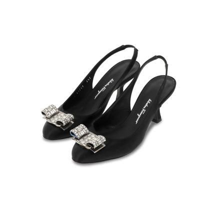 une paire de chaussures noires avec un nœud au talon