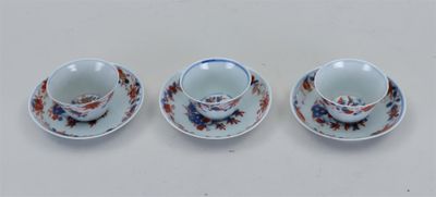 trois tasses et soucoupes sont posées côte à côte sur une table