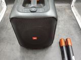 une enceinte posée par terre à côté de deux piles