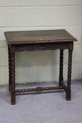une petite table avec un plateau en bois posée sur un trottoir