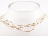 un collier de perles sur le cou d'un mannequin, sur fond blanc