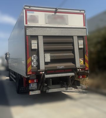 un camion qui roule sur la route, sur le bord de la route