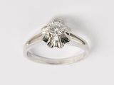 une bague de fiançailles ornée d'un seul diamant au centre