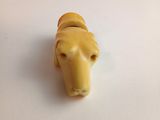 une petite figurine d'animal jaune posée sur une surface blanche