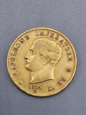 gros plan d'une pièce d'or sur laquelle figure le visage d'un homme