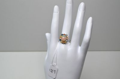 une main de mannequin blanche avec une bague au doigt