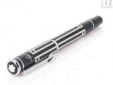 un stylo posé sur une surface blanche