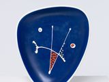 une assiette bleue et blanche sur laquelle est représentée une horloge