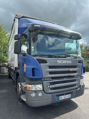 un camion bleu garé dans un parking