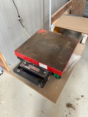 une image représentant une table sur laquelle se trouve une boîte