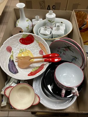 une boîte remplie de vaisselle et d'ustensiles