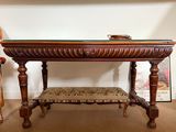 une table avec un banc en dessous, dans une pièce
