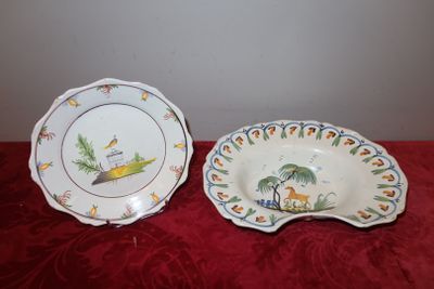 deux assiettes ornées de motifs différents, posées sur une nappe rouge