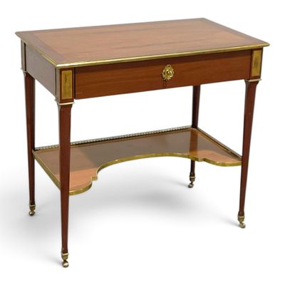 une image représentant une petite table sur laquelle se trouve une étagère