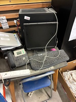 un bureau équipé d'un ordinateur et d'une imprimante