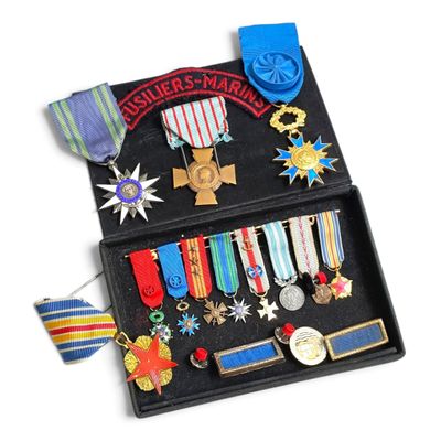un coffret noir contenant des médailles