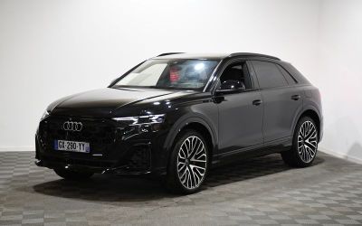 Le nouveau SUV à transmission intégrale d'Audi est garé dans un showroom