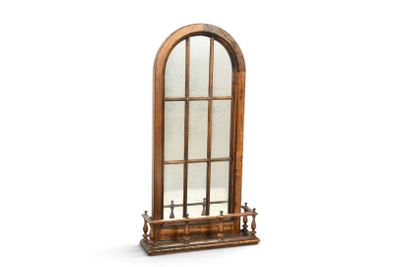 un châssis de fenêtre en bois surmonté d'un miroir
