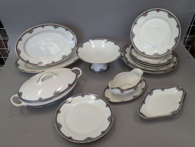 une table sur laquelle se trouvent beaucoup d'assiettes et de bols