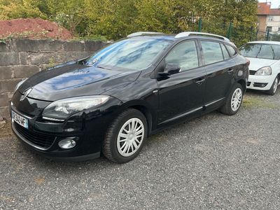 une photo d'une voiture noire garée sur le bord de la route