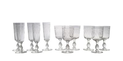 six verres à vin transparents alignés sur une surface blanche