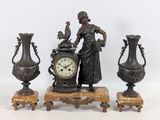 une statue représentant une femme tenant un oiseau, à côté de trois vases et d'une horloge