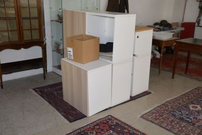 Des cartons sont empilés les uns sur les autres dans un salon
