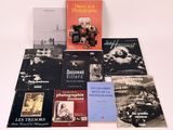 plusieurs livres sur une table blanche avec un fond blanc