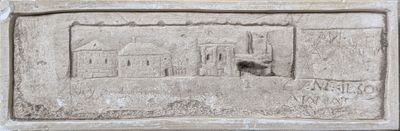 une plaque en pierre sur laquelle figure l'image d'un bâtiment