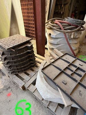 de nombreuses pièces métalliques posées sur une palette à l'extérieur