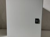 une boîte blanche sur laquelle se trouve un bouton noir