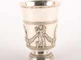 une coupe ancienne en argent ornée d'un motif sur le côté