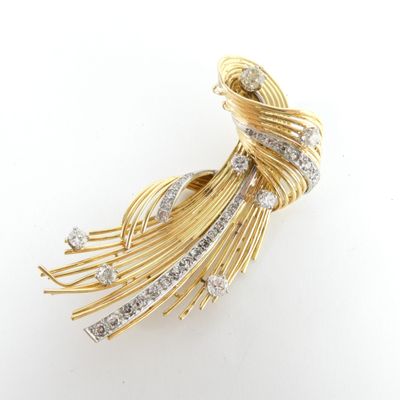 Gros plan sur une broche en or et diamants