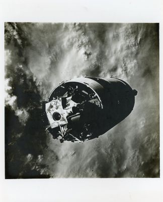 une vieille photo en noir et blanc d'une station spatiale dans le ciel