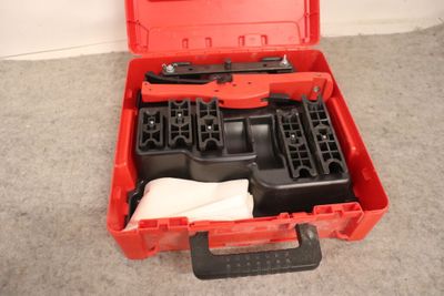 une boîte à outils rouge avec des outils sur le sol