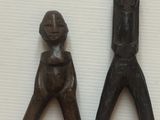 deux figurines représentant un homme et une femme sur un fond blanc